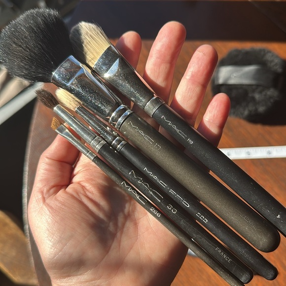 5 MAC brushes + 1 MAC body powder puffer + 2 SHU UEMURA + 1 Guerlains. 10 total - Picture 11 of 15